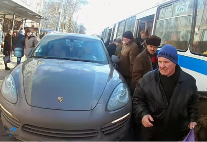 Politia cauta soferita care si-a parcat Porsche Cayenne-ul intr-o statie de troleibuz din capitala. Ce risca