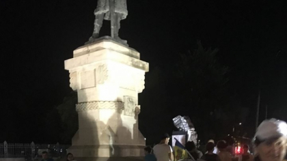 Manifestantii vor protesta toata noaptea in centrul capitalei. Acestia si-au instalat corturi in fata monumentului lui Stefan cel Mare, iar maine dimineata ii vor astepta pe oficialii care vor veni sa depuna flori de Ziua Independentei - GALERIE FOTO Manifestantii vor protesta toata noaptea in centrul capitalei. Acestia si-au instalat corturi in fata monumentului lui Stefan cel Mare, iar maine dimineata ii vor astepta pe oficialii care vor veni sa depuna flori de Ziua Independentei - GALERIE FOTO