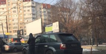 Din categoria soferilor care intrec orice limita: Uite cum si-a parcat Range Rover-ul pe o strada din capitala, in aceasta dimineata - FOTO 