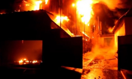 Imagini de cosmar de la incendiu care a mistuit un service auto din capitala. Momentul in care pompierii lupta cu flacarile - VIDEO Imagini de cosmar de la incendiu care a mistuit un service auto din capitala. Momentul in care pompierii lupta cu flacarile - VIDEO