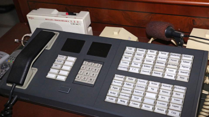 Imagini din interiorul cladirii Presedintiei devastate la 7 aprilie 2009. Dodon, in inspectie: "Unele locuri au ramas intacte, iar altele, distruse in totalitate". Telefonul pe care apare numele oficialilor de atunci - GALERIE FOTO Imagini din interiorul cladirii Presedintiei devastate la 7 aprilie 2009. Dodon, in inspectie: "Unele locuri au ramas intacte, iar altele, distruse in totalitate". Telefonul pe care apare numele oficialilor de atunci - GALERIE FOTO
