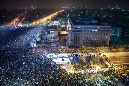 GALERIE FOTO impresionanta cu protestul de ieri seara din Bucuresti. 80.000 de oameni au scandat in fata Guvernului roman GALERIE FOTO impresionanta cu protestul de ieri seara din Bucuresti. 80.000 de oameni au scandat in fata Guvernului roman