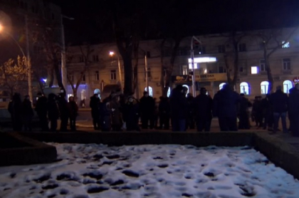 LIVE VIDEO. Au iesit in strada in fata lui Stefan cel Mare, in semn de sprijin pentru romani. PDA si partidul lui Usatii au organizat un mars LIVE VIDEO. Au iesit in strada in fata lui Stefan cel Mare, in semn de sprijin pentru romani. PDA si partidul lui Usatii au organizat un mars