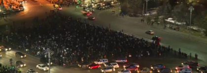 A patra zi de proteste. Peste 100.000 de oameni sunt in Piata Victoriei din Romania. La ora 22.00, oamenii au cantat Imnul A patra zi de proteste. Peste 100.000 de oameni sunt in Piata Victoriei din Romania. La ora 22.00, oamenii au cantat Imnul