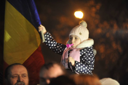 In semn de solidaritate cu romanii, cateva zeci de oameni protesteaza in centrul capitalei fata de modificarile votate de Guvernul Romaniei - GALERIE FOTO In semn de solidaritate cu romanii, cateva zeci de oameni protesteaza in centrul capitalei fata de modificarile votate de Guvernul Romaniei - GALERIE FOTO