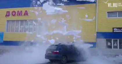 Cand caldura vine, zapada se topeste, masina se turteste...iar victima este un sofer din Rusia - VIDEO Cand caldura vine, zapada se topeste, masina se turteste...iar victima este un sofer din Rusia - VIDEO
