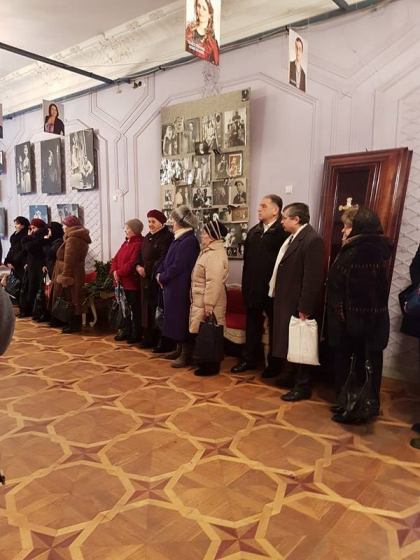 Corpul neinsufletit al actorului Gheorghe Parlea, depus la Teatrul "Luceafarul". Colegi de breasla si deputati isi iau ramas bun - GALERI FOTO 