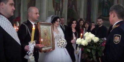 Au spus "Da" in fata altarului imbracati in uniforma de serviciu. La eveniment a participat si ministrul Jizdan: "Vom acorda zile libere pentru a sarbatori si nunta" - GALERIE FOTO/VIDEO Au spus "Da" in fata altarului imbracati in uniforma de serviciu. La eveniment a participat si ministrul Jizdan: "Vom acorda zile libere pentru a sarbatori si nunta" - GALERIE FOTO/VIDEO