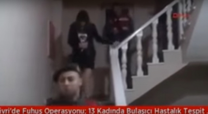 Momentul in care 84 de femei, dintre care 27 de moldovence, banuite de prostitutie, sunt retinute de politistii din Turcia: Au efectuat perchezitii la hoteluri si cluburi de noapte - VIDEO