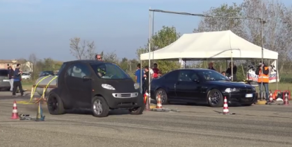 Trebuie sa-l vezi! Arata ca o masinuta cu telecomanda pe steroizi, insa acest Smart bate tot ce prinde cu al sau motor TDI, chiar si un BMW - VIDEO Trebuie sa-l vezi! Arata ca o masinuta cu telecomanda pe steroizi, insa acest Smart bate tot ce prinde cu al sau motor TDI, chiar si un BMW - VIDEO