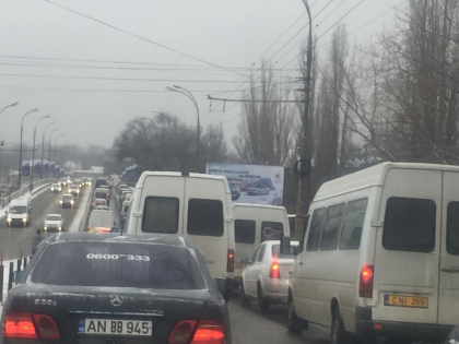 Evita zona, pe doua strazi din capitala sunt cozi kilometrice. Totul dupa ce un microbuz s-a ciocnit cu un automobil -  GALERIE FOTO