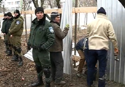 Dupa ce ieri, locatarii unui bloc s-au injurat si imbrancit cu muncitorii unei firme de constructii, astazi primaria anunta ca lucrarile vor fi sistate Dupa ce ieri, locatarii unui bloc s-au injurat si imbrancit cu muncitorii unei firme de constructii, astazi primaria anunta ca lucrarile vor fi sistate