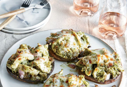 Ciuperci umplute cu piept de pui si sos pesto, ideale pentru o cina usoara Ciuperci umplute cu piept de pui si sos pesto, ideale pentru o cina usoara