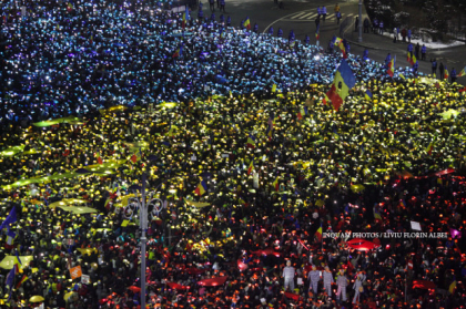 Ziua 13 de proteste in Piata Victoriei din capitala Romaniei. Peste 30.000 de oameni au format un "tricolor uman" in fata Guvernului de la Bucuresti