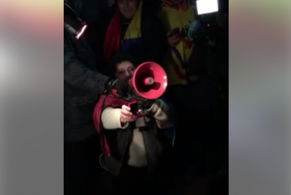 Moment unic in mijlocul protestelor din Piata Victoriei, din Bucuresti. Un tanar s-a pus in genunchi si si-a cerut iubita in casatorie - VIDEO Moment unic in mijlocul protestelor din Piata Victoriei, din Bucuresti. Un tanar s-a pus in genunchi si si-a cerut iubita in casatorie - VIDEO