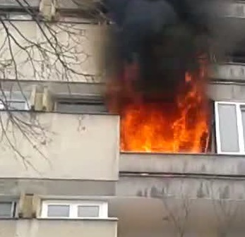 Un apartament din Durlesti, cuprins de flacari in aceasta dimineata: O mama si copilul ei, salvati la timp