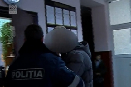 Adolescentul suspectat de omorul fetei de la Straseni, adus astazi la Spitalul de Psihiatrie pentru a trece examenul psihiatric Adolescentul suspectat de omorul fetei de la Straseni, adus astazi la Spitalul de Psihiatrie pentru a trece examenul psihiatric