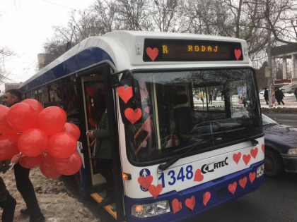 Socialistii promoveaza dragostea cu un troleibuz de-al lui Chirtoaca. Cum arata troleibuzul cu care PSRM plimba indragostitii prin capitala - FOTO/VIDEO
