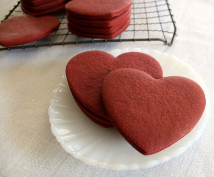 Biscuiti Red Velvet in forma de inimoara, perfecti pentru Valentine`s Day Biscuiti Red Velvet in forma de inimoara, perfecti pentru Valentine`s Day