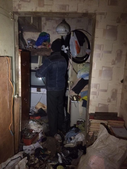 Si-a transformat apartamentul intr-un morman de gunoi. Autoritatile au descins intr-un bloc din capitala si au scos peste 7 autospeciale cu mizerie - GALERIE FOTO Si-a transformat apartamentul intr-un morman de gunoi. Autoritatile au descins intr-un bloc din capitala si au scos peste 7 autospeciale cu mizerie - GALERIE FOTO