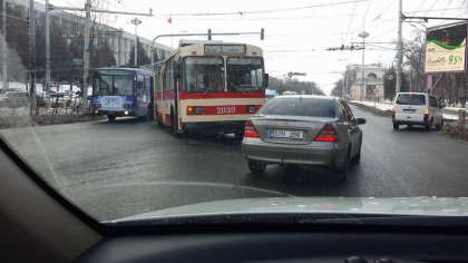 Un troleibuz, ramas BLOCAT in centrul capitalei: s-au format ambuteiaje - FOTO