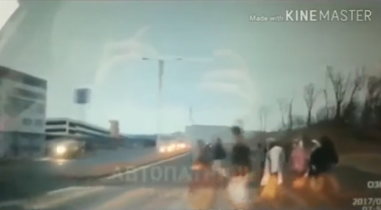A luat pe capota zeci de oameni care traversau pe zebra pentru ca se uita in telefon. Imagini teribile de la un accident din Rusia, surprinse de camera de bord - VIDEO A luat pe capota zeci de oameni care traversau pe zebra pentru ca se uita in telefon. Imagini teribile de la un accident din Rusia, surprinse de camera de bord - VIDEO