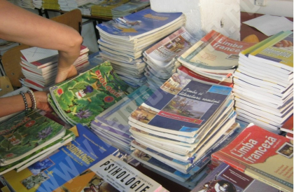 Elevii nu vor mai plati pentru manualele scolare: Este ilegal. Decizia Curtii Constitutionale