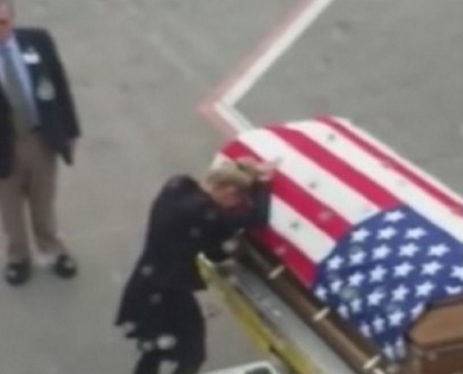 Momentul in care o femeie isi vede sotul decedat, soldat american, in sicriu: "Nu a existat nimeni care sa nu planga" - VIDEO Momentul in care o femeie isi vede sotul decedat, soldat american, in sicriu: "Nu a existat nimeni care sa nu planga" - VIDEO