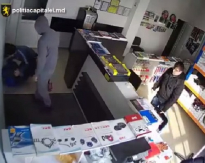 Procurorii urmeaza sa ceara mandate de arestare pe numele celor doi indivizi retinuti dupa incidentul de la Stauceni. Inca un suspect, retinut aseara. Ultimele detalii - FOTO Procurorii urmeaza sa ceara mandate de arestare pe numele celor doi indivizi retinuti dupa incidentul de la Stauceni. Inca un suspect, retinut aseara. Ultimele detalii - FOTO