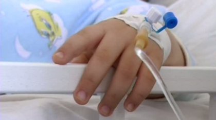 Caz ingrozitor la Donduseni! Un bebelus s-a stins dupa ce mama sa l-a scapat pe podea in timp ce se juca cu el