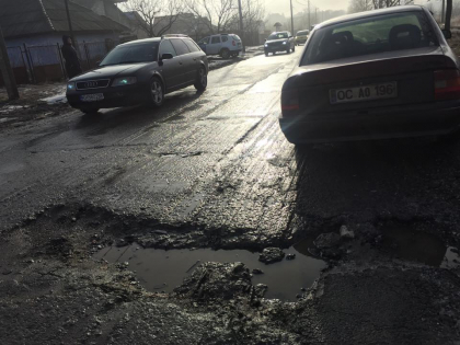 Si-au "botit" masinile din cauza unei gropi in asflat, aparuta la intrarea in oras. Ce spune unul dintre soferi - GALERIE FOTO
