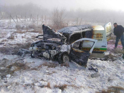 Trei persoane au ajuns la spital dupa ce masinile in care se aflau s-au ciocnit violent: Automobilele au fost facute zob, iar in urma impactului una dintre ele a luat foc - GALERIE FOTO