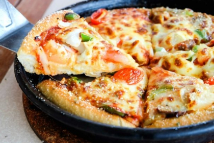 Pizza la tigaie! O reteta delicioasa cu ce ai prin frigider