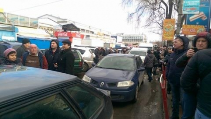 URMARESTE LIVE. Strada Tighina, BLOCATA de vanzatorii din Piata Centrala URMARESTE LIVE. Strada Tighina, BLOCATA de vanzatorii din Piata Centrala
