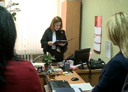 Cazul chiriasilor de la Truseni - la Curtea de Apel! Magistratii decid astazi daca vor mentine decizia Judecatoriei Buiucani care ii obliga pe chiriasi sa evacueze casa Cazul chiriasilor de la Truseni - la Curtea de Apel! Magistratii decid astazi daca vor mentine decizia Judecatoriei Buiucani care ii obliga pe chiriasi sa evacueze casa