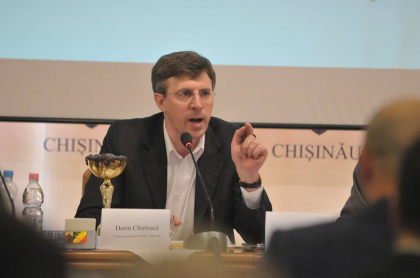 Dorin Chirtoaca a primit o cupa plina cu noroi: "Am scos capitala din r**** si am sa o scot si din glod" - GALERIE FOTO