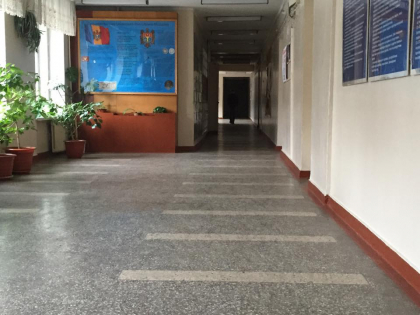 Elevii unui liceu din capitala, in panica. O autospeciala s-a deplasat la fata locului dupa ce un fum gros ar fi pornit de la un scurtcircuit