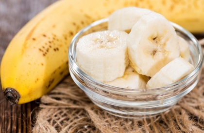 Cum sa mananci bananele ca sa nu te imbolnavesti. Nu este suficient sa le decojesti Cum sa mananci bananele ca sa nu te imbolnavesti. Nu este suficient sa le decojesti
