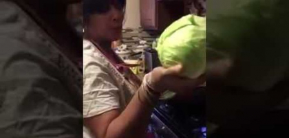 A rupt o frunza de varza si a pus-o pe foc! Ce s-a intamplat te va soca - VIDEO A rupt o frunza de varza si a pus-o pe foc! Ce s-a intamplat te va soca - VIDEO