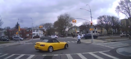Tu ce faci cand te plictisesti la semafor? Un sofer a ales sa faca asta la o intersectie - VIDEO Tu ce faci cand te plictisesti la semafor? Un sofer a ales sa faca asta la o intersectie - VIDEO