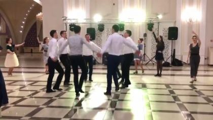 Au incins o hora ca la sud, la nunta unui coleg si bun prieten. Iata cum danseaza moldovenii - VIDEO