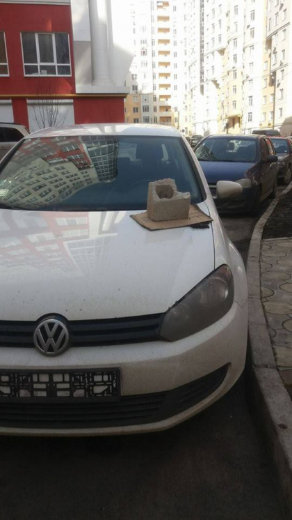 A parcat neregulamentar intr-un cartier din capitala si a ramas fara placutele de inmatriculare, in plus, s-a trezit cu un mesaj pe capota masinii - FOTO A parcat neregulamentar intr-un cartier din capitala si a ramas fara placutele de inmatriculare, in plus, s-a trezit cu un mesaj pe capota masinii - FOTO