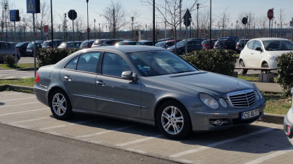 Moldovenii le arata italienilor cum NU trebuie sa-si parcheze masina. Cum a fost surprins un Mercedes cu placute moldovenesti in parcarea unui centru comercial din Parma - FOTO