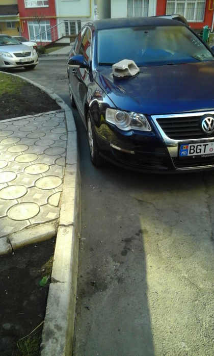 In acest cartier din capitala e o "moda" sa parchezi neregulamentar. Un alt sofer s-a trezit cu o caramida pe capota masinii - FOTO In acest cartier din capitala e o "moda" sa parchezi neregulamentar. Un alt sofer s-a trezit cu o caramida pe capota masinii - FOTO