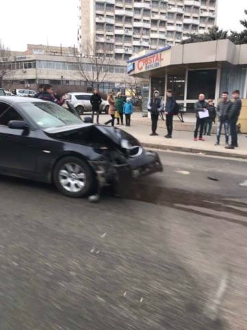 Grav accident in capitala. Un sofer a intrat cu BMW-ul intr-un pilon de electricitate - VIDEO Grav accident in capitala. Un sofer a intrat cu BMW-ul intr-un pilon de electricitate - VIDEO