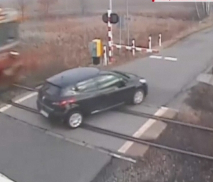 Accident teribil pe o cale ferata din Polonia. Un sofer grabit a fost spulberat de un tren - VIDEO Accident teribil pe o cale ferata din Polonia. Un sofer grabit a fost spulberat de un tren - VIDEO
