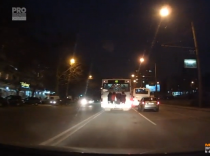 Parintii copiilor care s-au agatat aseara de un autobuz, risca amenzi de pana la 500 de lei