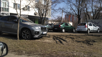 Smecher cu bolid. Cum si-a parcat BMW-ul intr-un cartier din capitala - FOTO 