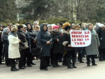 URMARESTE LIVE. Zeci de comercianti de la Piata Centrala protesteaza din nou in fata Parlamentului - VIDEO URMARESTE LIVE. Zeci de comercianti de la Piata Centrala protesteaza din nou in fata Parlamentului - VIDEO