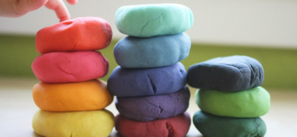 Sapte elevi si doi profesori ai unui gimnaziu din Cahul, s-ar fi intoxicat cu miros de plastilina. Unul dintre copii a ajuns in stare grava la spital Sapte elevi si doi profesori ai unui gimnaziu din Cahul, s-ar fi intoxicat cu miros de plastilina. Unul dintre copii a ajuns in stare grava la spital